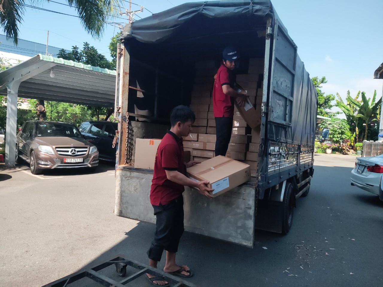 Tìm Hiểu Về Xe Chở Hàng Giá Rẻ: Lựa Chọn Hợp Lý Cho Doanh Nghiệp Của Bạn