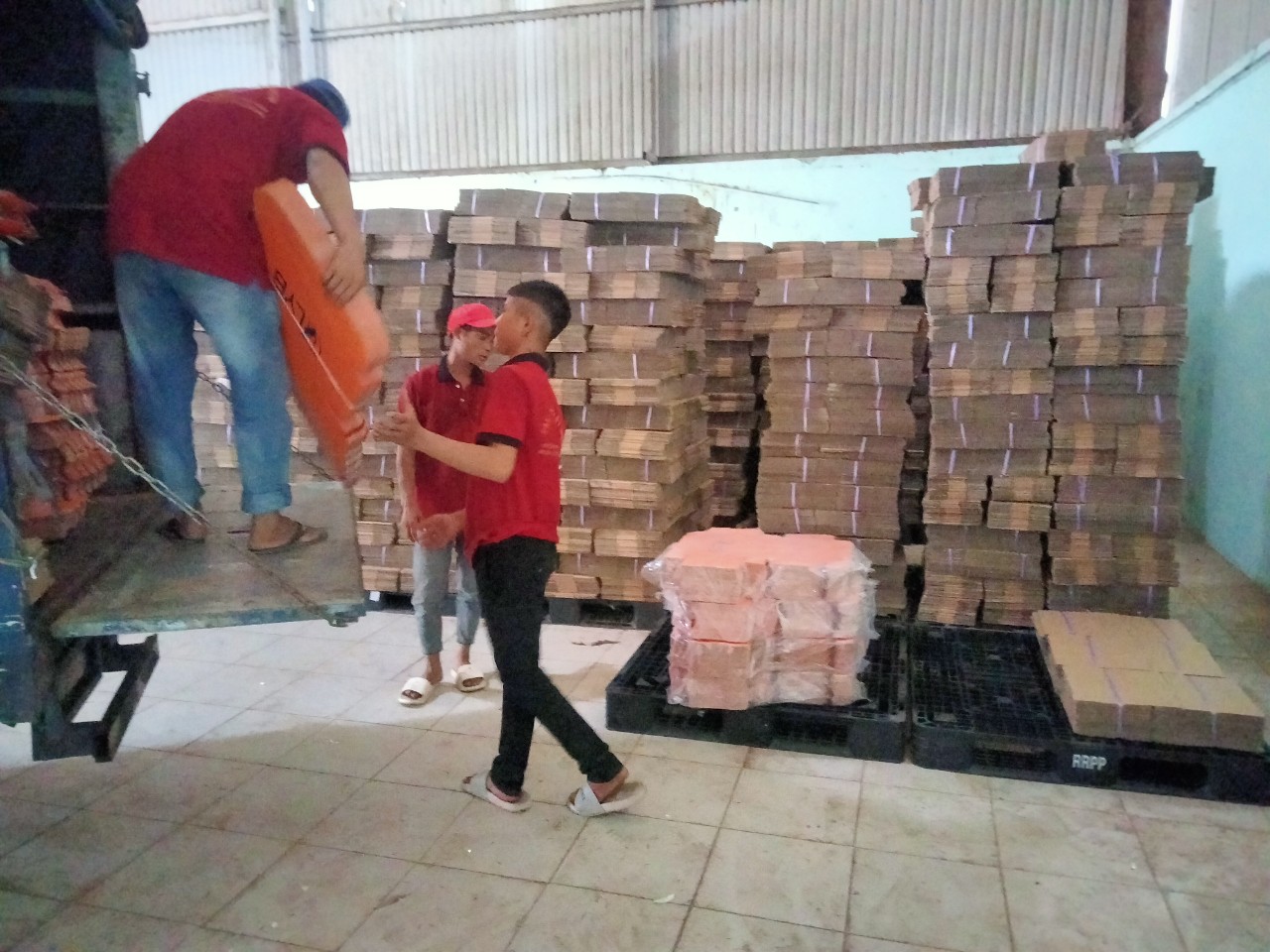 Đội Xe Tải Đa Dạng Hòa Phát 247 Vận Chuyển Mọi Tải Trọng